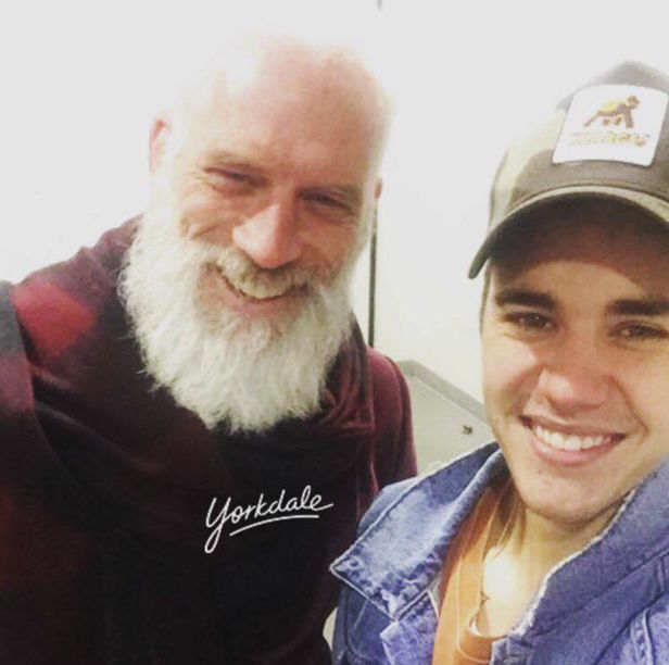 Justin Bieber went and took a selfie with Fashion Santa