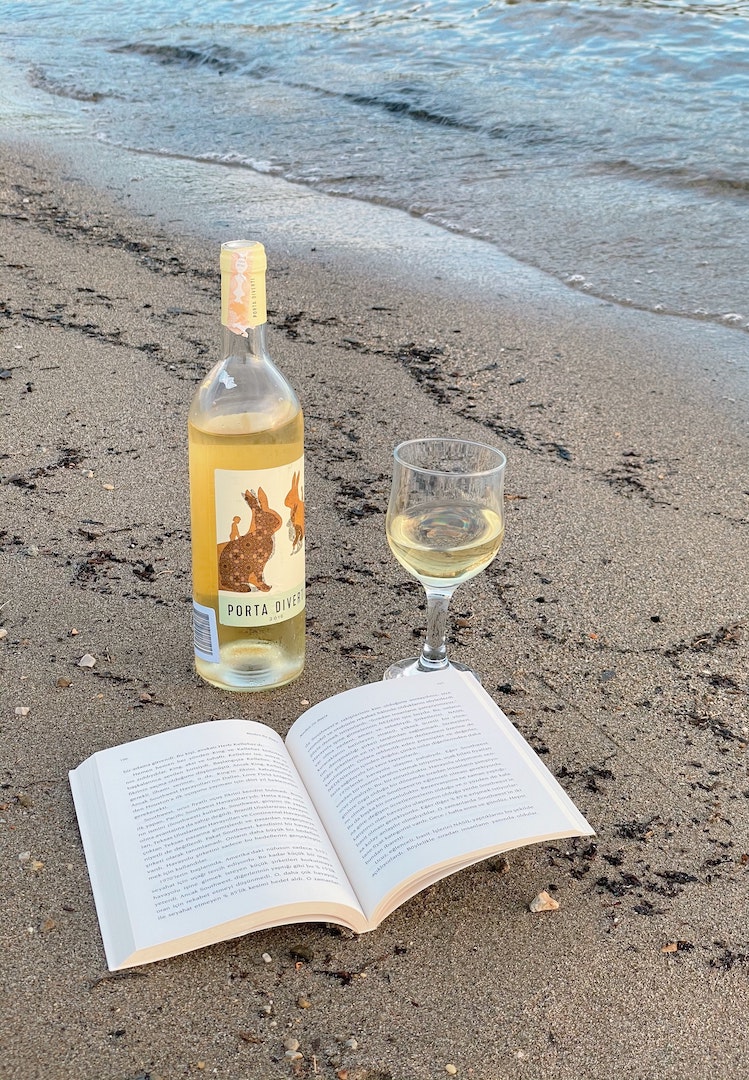 8 Australian Instagram book review accounts on the best beach reads