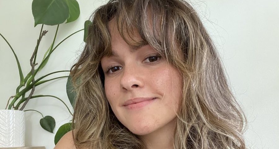 How to do a bouncy 90s blowout with hair rollers - Fashion Journal