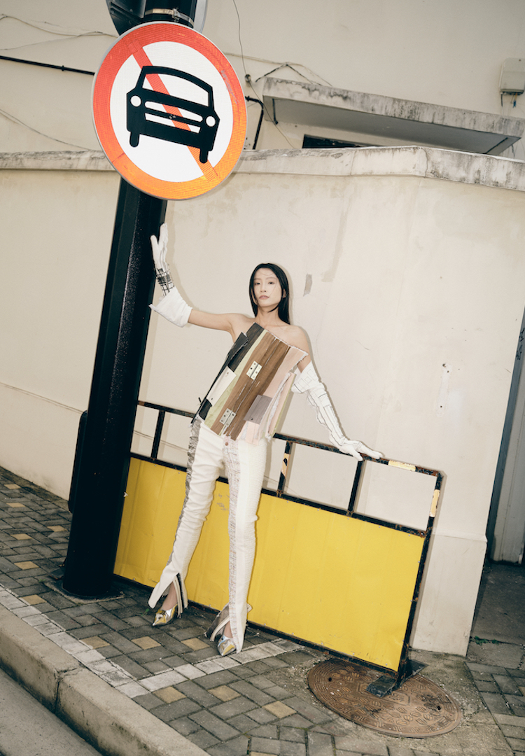 Emerging designer Zhenzhen Hong creates a “moving house” through clothing